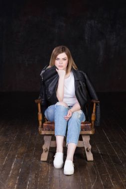 Sarı saçları ve neşeli kişiliği ile güzel curvy kız