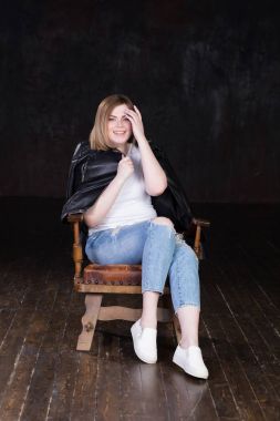 Sarı saçları ve neşeli kişiliği ile güzel curvy kız