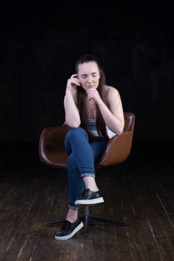 Manyetik, güzel virajlı ve busty enerjik kadın modeli