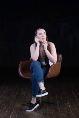Manyetik, güzel virajlı ve busty enerjik kadın modeli