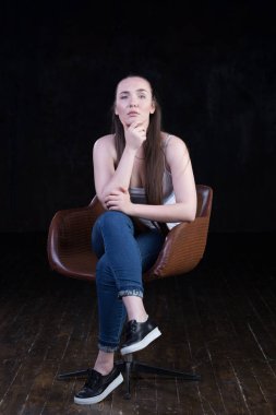 Manyetik, güzel virajlı ve busty enerjik kadın modeli