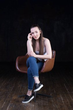 Manyetik, güzel virajlı ve busty enerjik kadın modeli