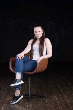 Manyetik, güzel virajlı ve busty enerjik kadın modeli