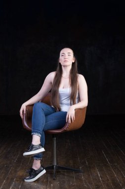 Manyetik, güzel virajlı ve busty enerjik kadın modeli