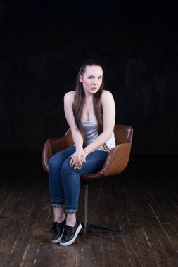 Manyetik, güzel virajlı ve busty enerjik kadın modeli