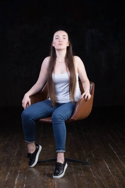 Manyetik, güzel virajlı ve busty enerjik kadın modeli