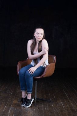 Manyetik, güzel virajlı ve busty enerjik kadın modeli