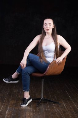 Manyetik, güzel virajlı ve busty enerjik kadın modeli