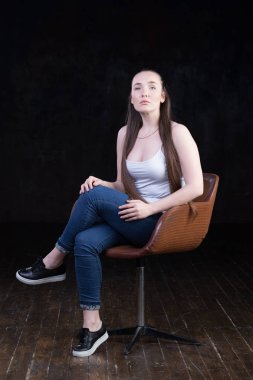 Manyetik, güzel virajlı ve busty enerjik kadın modeli