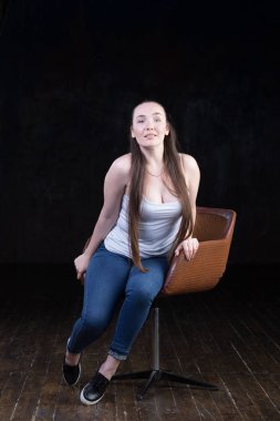 Manyetik, güzel virajlı ve busty enerjik kadın modeli