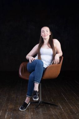 Manyetik, güzel virajlı ve busty enerjik kadın modeli