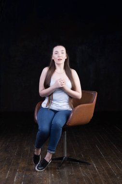 Manyetik, güzel virajlı ve busty enerjik kadın modeli
