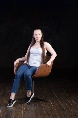 Manyetik, güzel virajlı ve busty enerjik kadın modeli