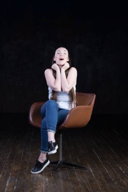 Manyetik, güzel virajlı ve busty enerjik kadın modeli