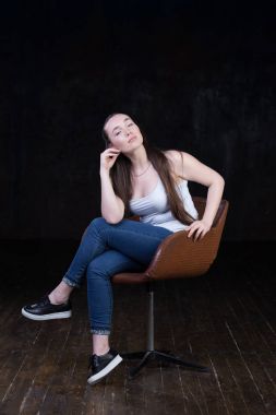 Manyetik, güzel virajlı ve busty enerjik kadın modeli