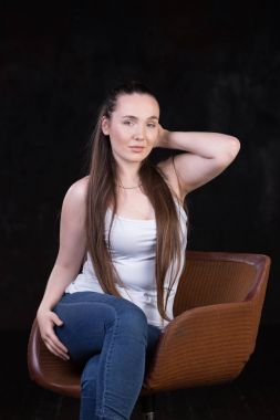 Manyetik, güzel virajlı ve busty enerjik kadın modeli