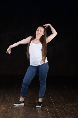 Manyetik, güzel virajlı ve busty enerjik kadın modeli