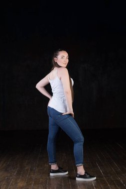 Manyetik, güzel virajlı ve busty enerjik kadın modeli