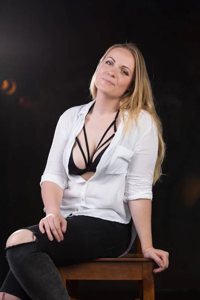 Femme blonde en chemise blanche déboutonnée qui révèle des sous-vêtements sur — Photo