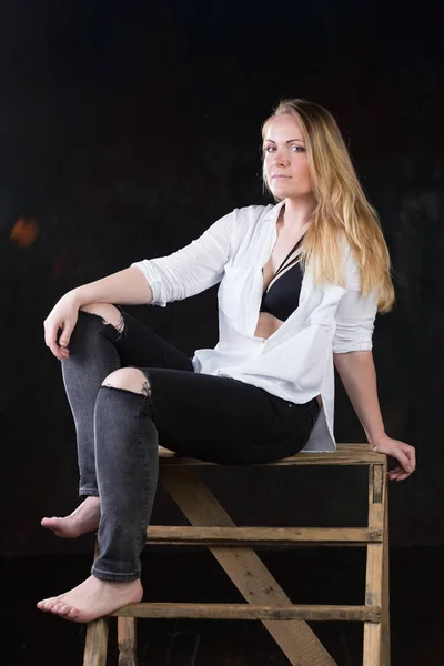 Blonde vrouw in unbuttoned wit overhemd dat openbaart ondergoed op — Stockfoto