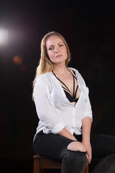 Mujer rubia en camisa blanca desabotonada que revela ropa interior en — Foto de Stock