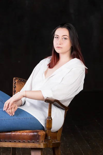 Hermosa mujer con curvas de pelo marrón blanco con los extremos de color rojo — Foto de Stock