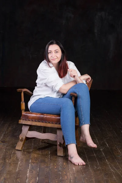 Hermosa mujer con curvas de pelo marrón blanco con los extremos de color rojo — Foto de Stock