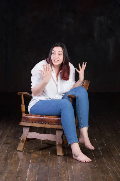 Hermosa mujer con curvas de pelo marrón blanco con los extremos de color rojo — Foto de Stock