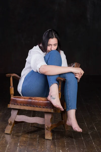 Hermosa mujer con curvas de pelo marrón blanco con los extremos de color rojo — Foto de Stock