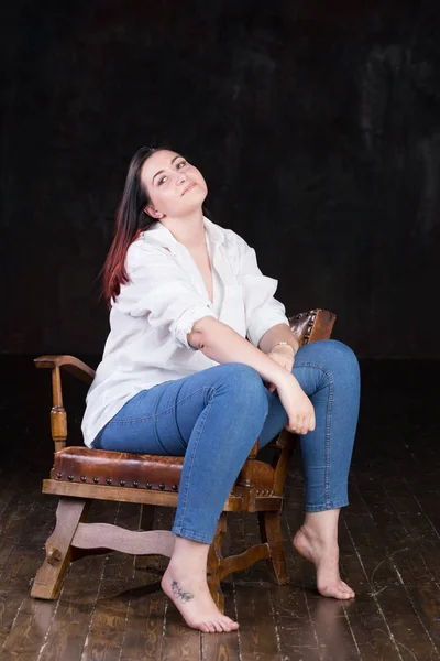 Hermosa mujer con curvas de pelo marrón blanco con los extremos de color rojo — Foto de Stock