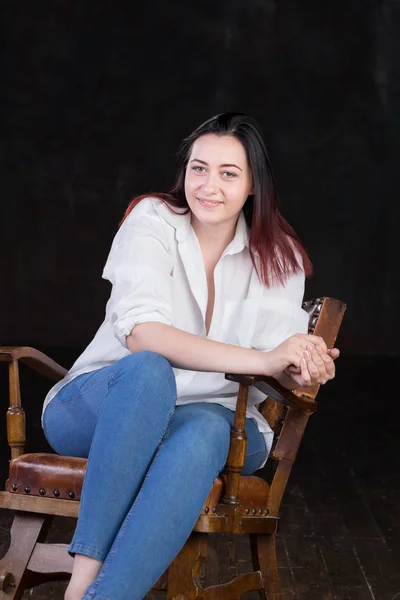 Hermosa mujer con curvas de pelo marrón blanco con los extremos de color rojo — Foto de Stock