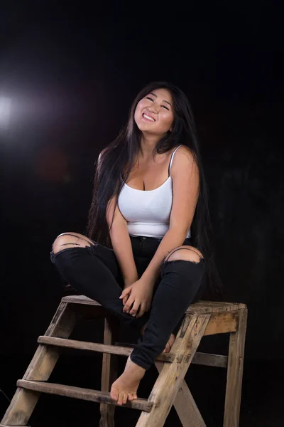 Hermosa chica curvilínea con cabello oscuro y personalidad alegre — Foto de Stock