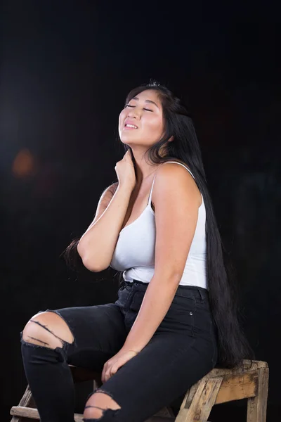 Menina bonita curvilínea com cabelo escuro e personalidade alegre — Fotografia de Stock