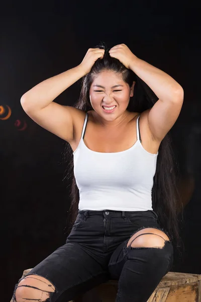 Menina bonita curvilínea com cabelo escuro e personalidade alegre — Fotografia de Stock