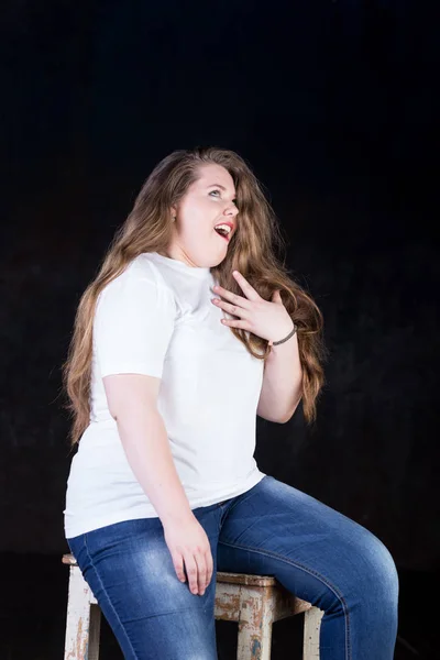 Impresionante más tamaño cabeza roja, pelo largo y hermoso, gran sonrisa — Foto de Stock