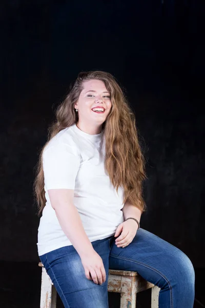 Impresionante más tamaño cabeza roja, pelo largo y hermoso, gran sonrisa — Foto de Stock