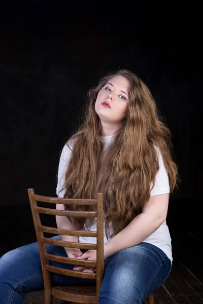 Impressionante plus size cabeça vermelha, longo cabelo bonito, grande sorriso — Fotografia de Stock