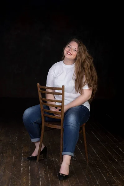 Çarpıcı boyutu kırmızı kafa, uzun güzel saç, kocaman bir gülümseme