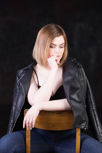 Sarı saçları ve neşeli kişiliği ile güzel curvy kız