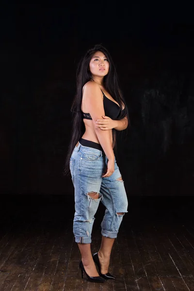 Bedövande vackra kurviga asiatisk flicka med långa vackra hår — Stockfoto