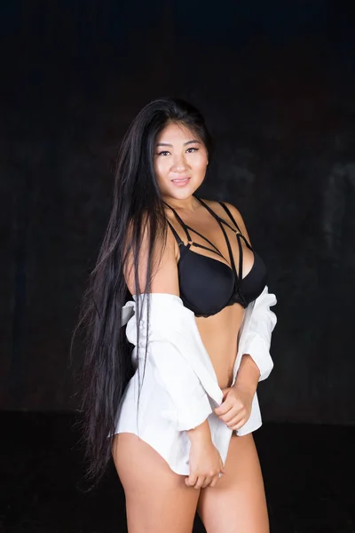 Stunningly beautiful curvy Asian girl with long gorgeous hair — Stock Photo, Image