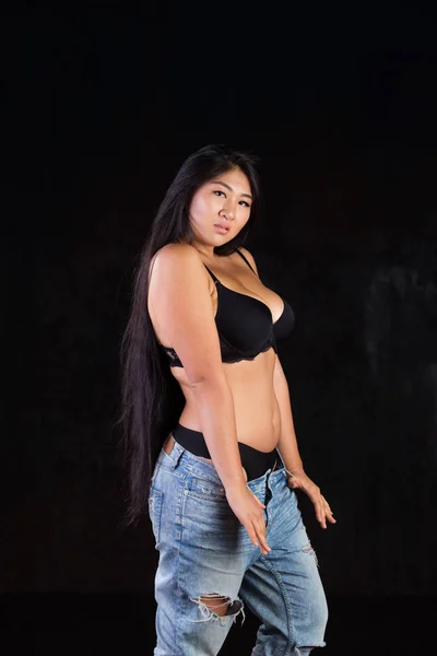 Impresionantemente hermosa chica asiática curvilínea con el pelo largo y hermoso — Foto de Stock