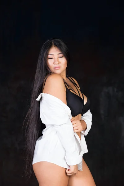 Stunningly beautiful curvy Asian girl with long gorgeous hair — Stock Photo, Image