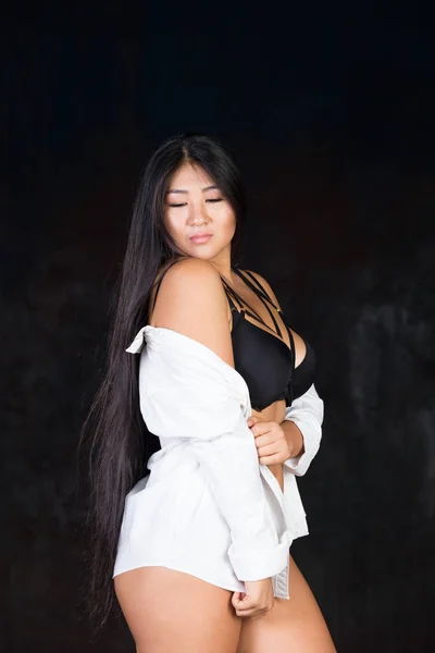 Splendidamente bella ragazza asiatica curvy con lunghi capelli splendidi — Foto Stock