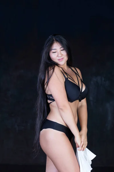 Stunningly beautiful curvy Asian girl with long gorgeous hair — Stock Photo, Image