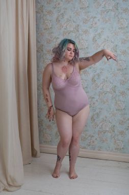 Artı boyutu kadın modeli dövme, kadın iç çamaşırı renkli saçlı alternatif bakışla.