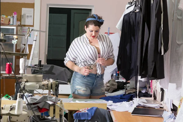 Más modelos magníficos y divertidos del tamaño como trabajadores de la fábrica de ropa — Foto de Stock