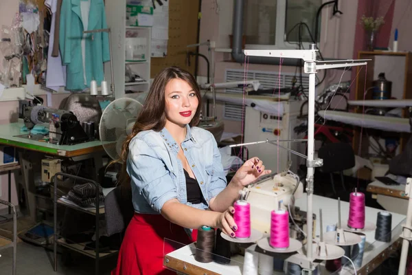 Mais modelos lindos e engraçados do tamanho como trabalhadores da fábrica da roupa — Fotografia de Stock