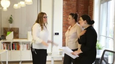 Ofiste çalışan iş kadınları olarak güzel düzgün vücutlu kadın modelleri