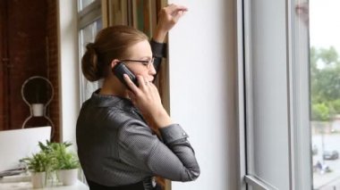 Ofiste çalışan iş kadın olarak güzel düzgün vücutlu kadın modeli